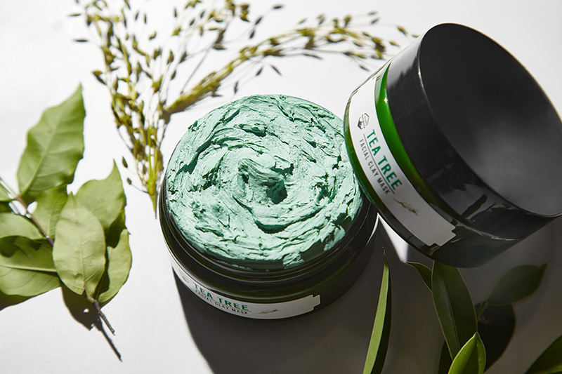 Naturista Tea Tree Facial Clay Mask  มาส์กโคลนทีทรีจากเนเจอริสต้า ช่วยดูดซับความมันส่วนเกินบนใบหน้า พร้อมกำจัดสิวเสี้ยนไปในตัว ช่วยป้องกัน และฆ่าเชื้อสิวได้อย่างมีประสิทธิภาพ รวมไปถึงช่วยลดปัญหาสิวที่เกิดจากการสะสมของแบคทีเรีย และความมันบนใบหน้า